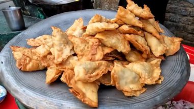 Pakistan caddesinde kızarmış samosa Ünlü samosa kızartma 4K yüksek çözünürlüklü video