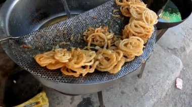 Pakistan Caddesi 4K yüksek çözünürlüklü videoda samosa ve börek kızartma