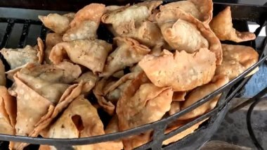 Pakistan Caddesi 4K yüksek çözünürlüklü videoda samosa ve börek kızartma
