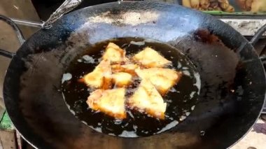 Pakistan caddesinde samosa kızartma 4k yüksek çözünürlüklü video