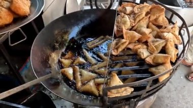 Pakistan Caddesi 4K yüksek çözünürlüklü videoda samosa ve börek kızartma