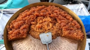 Büyük pan 4k çözünürlüklü videoda Halwa ya da tatlı yemek