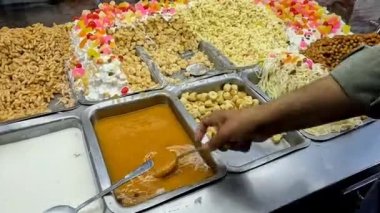 Pakistan caddesinde Rus salatası yapmak 4K yüksek çözünürlüklü video.