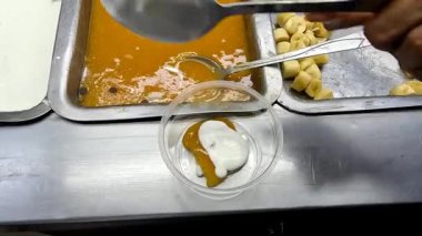 Pakistan caddesinde Rus salatası yapmak 4K yüksek çözünürlüklü video.