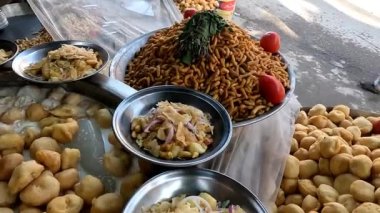 Çelik plakalı 4k çözünürlüklü videoda Papri chat veya bile bhallay