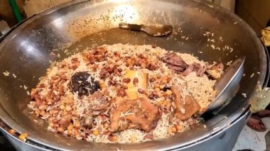 Et ve kuru meyveli 4k çözünürlüklü video ile Qabli veya koyun eti pulao yakın görünüm
