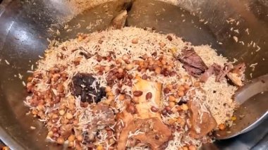 Et ve kuru meyveli 4k çözünürlüklü video ile Qabli veya koyun eti pulao yakın görünüm