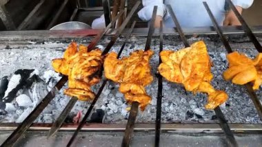 bbq tavuk budu sarmal yangını Pakistan sokak yemekleri 4K yüksek çözünürlüklü video