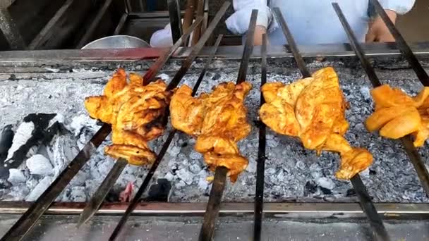 Bbq Kurczaka Nogi Cewki Ogień Pakistanu Ulicy Żywności Wysokiej Rozdzielczości — Wideo stockowe