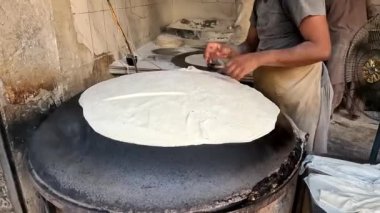 Dev ızgarada dev ekmek ya da roti pişirmek 4K çözünürlüklü video