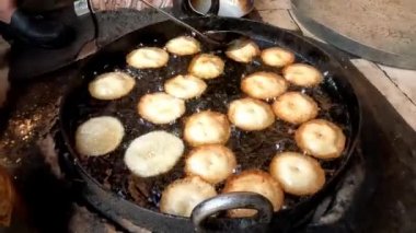 Tatlı puri veya mithi puri şekerci dükkanında 4k çözünürlüklü video