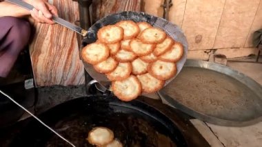 Tatlı puri veya mithi puri şekerci dükkanında 4k çözünürlüklü video