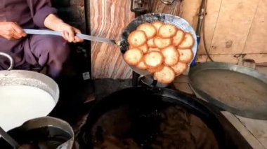 Tatlı puri veya mithi puri şekerci dükkanında 4k çözünürlüklü video