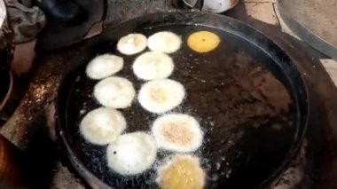 Tatlı puri veya mithi puri şekerci dükkanında 4k çözünürlüklü video