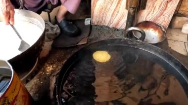 Tatlı puri veya mithi puri şekerci dükkanında 4k çözünürlüklü video