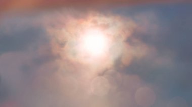 Bulutların üzerinde odaklanmış günbatımı arkaplanı. Bulutlu sis ve güneş ortada..