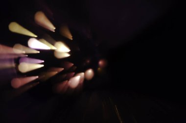 Arkaplan için Bokeh bulanık ışık renginin soyut kullanımı, soyut arkaplan. Bokeh ışığı, siyaha vuran bulanık ışıklar.