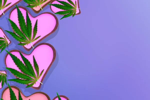 Composizione Con Foglie Cannabis Biscotti Decorati Spazio Forma Cuore Testo — Foto Stock