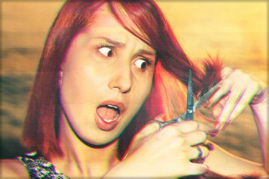 Genç, şoke olmuş kızıl saçlı kız saçına bakıyor ve saçını kesiyor. Arıza vintage efekti