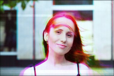 Eski VHS kasetlerindeki gibi grunge etkisi olan genç bir kızın portresi. Bilgisayar hatası efekti, ters çevrilmiş renkler.