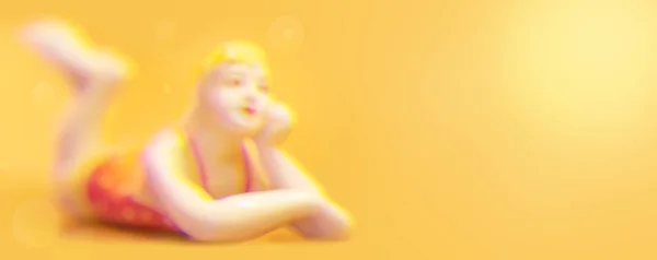 Defokussierte Porzellanfigur Eines Mädchens Roten Badeanzug Platz Für Text Mädchen — Stockfoto