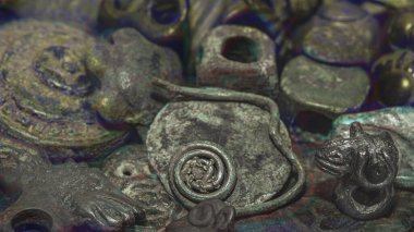 Anaglyph etkisi. Arkeolojik olarak Antik İskitler 'in bronz heykellerini buluyoruz. Ön plana odaklan...