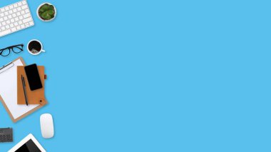 dizüstü bilgisayarı, ofis malzemeleri, kahve fincanı, tablet ve mavi pastel arka planda cep telefonu olan düz bir çalışma masası.