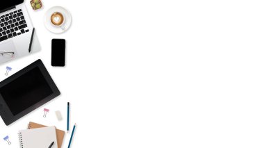 dizüstü bilgisayarı, ofis malzemeleri, kahve fincanı, tablet ve cep telefonu beyaz arka planda.