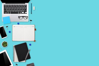 dizüstü bilgisayarı, ofis malzemeleri, kahve fincanı, tablet ve cep telefonlu düz çalışma masası