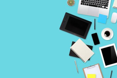 dizüstü bilgisayarı, ofis malzemeleri, kahve fincanı, tablet ve cep telefonlu düz çalışma masası