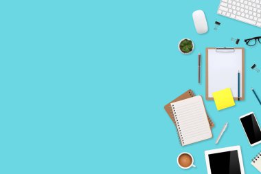 dizüstü bilgisayarı, ofis malzemeleri, kahve fincanı, tablet ve cep telefonlu düz çalışma masası