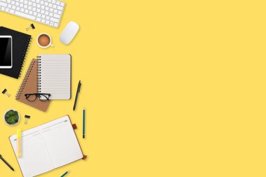 dizüstü bilgisayarı, ofis malzemeleri, kahve fincanı, tablet ve cep telefonlu düz çalışma masası