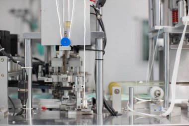 Sanayi ve fabrika konsepti, tıbbi yüz maskesi üretim hattı.