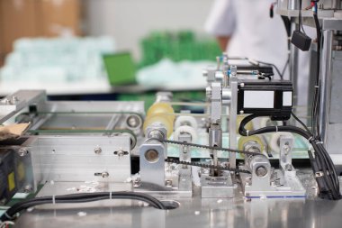 Sanayi ve fabrika konsepti, tıbbi yüz maskesi üretim hattı.
