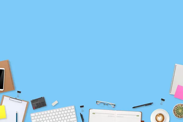 ノートパソコン オフィス用品 コーヒーカップ タブレット 携帯電話付きのフラットレイアウトワークスペーステーブル青のパステルの背景 — ストック写真