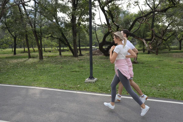 夏季在公园里跑步的一对高加索夫妇 健康的或运动的概念 — 图库照片