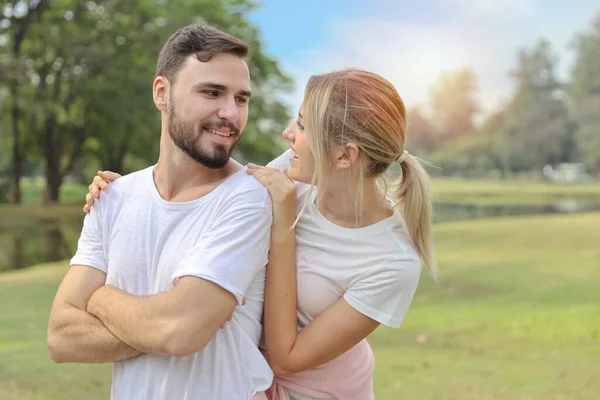 Jovem Casal Caucasiano Estão Apaixonados Homem Menina Vestindo Camisa Branca — Fotografia de Stock