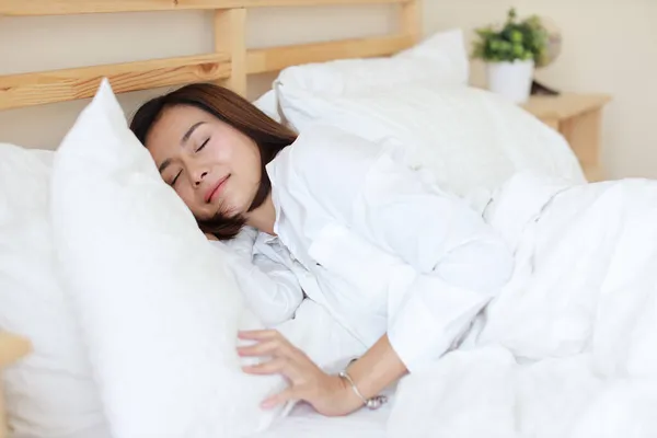 トップ表示美しいと健康的なアジアの女性寝室で白いベッドで寝て — ストック写真