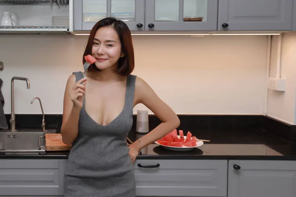 Impresionante Joven Mujer Asiática Vestido Gris Corte Pelado Sandía Cocina —  Fotos de Stock