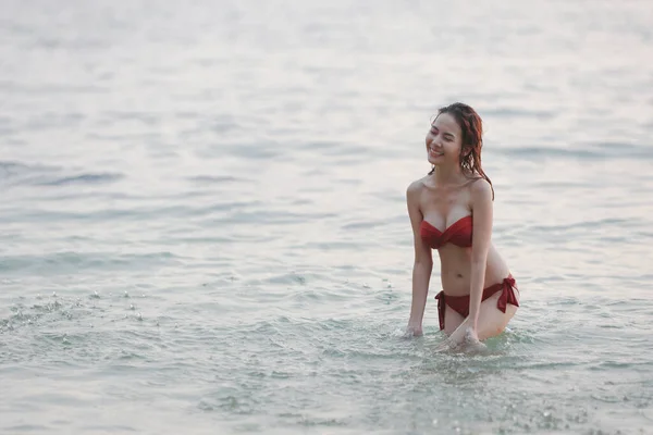 Kırmızı Bikinili Asyalı Güzel Seksi Bir Kızın Yaz Tatilinde Gün — Stok fotoğraf