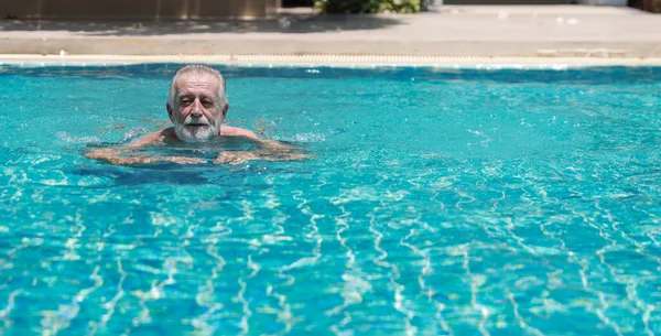 Feliz Anciano Caucásico Nadando Piscina Durante Las Vacaciones Jubilación Con — Foto de Stock