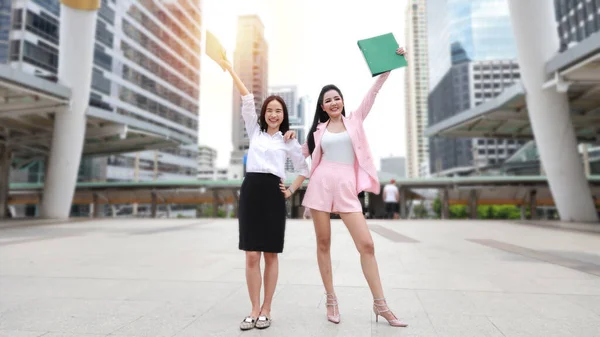 Inteligente Jovem Bonita Asiático Negócios Trabalho Mulheres Grupo Levantando Mãos — Fotografia de Stock