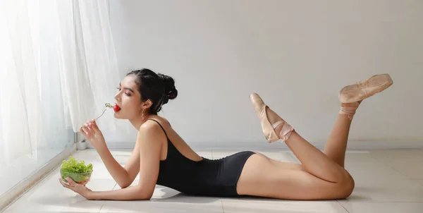Güzel Sağlıklı Sportif Asyalı Genç Kadın Elinde Salata Kasesi Tutarken — Stok fotoğraf