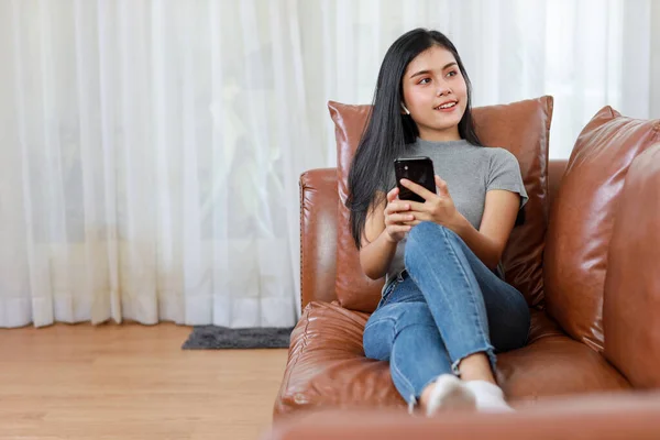 Joven Mujer Asiática Inteligente Activa Sentada Sofá Sala Estar Utilizando —  Fotos de Stock