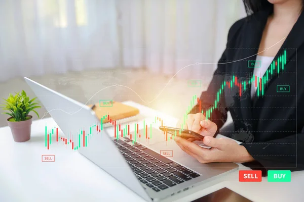 Trader Empresária Mãos Mostrando Gráfico Preço Holograma Virtual Indicador Vermelho — Fotografia de Stock
