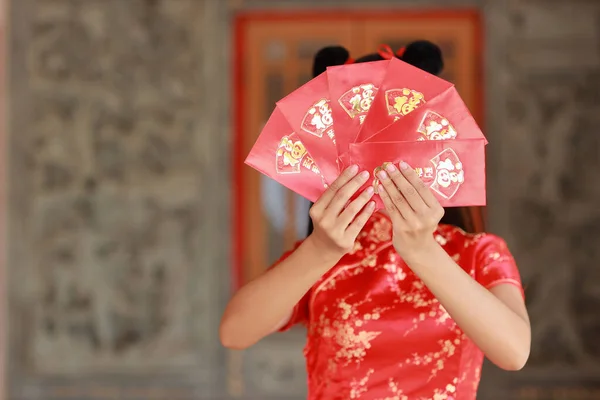 Mooie Aziatische Vrouw Handen Rood Chinese Jurk Traditionele Cheongsam Qipao — Stockfoto