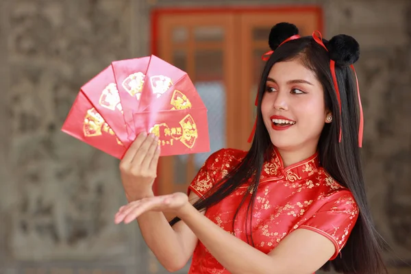 Piękna Azjatka Czerwonej Chińskiej Sukience Tradycyjny Cheongsam Qipao Gestem Pokazując — Zdjęcie stockowe
