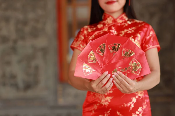 Hermosas Manos Mujer Asiática Vestido Chino Rojo Cheongsam Qipao Tradicional — Foto de Stock