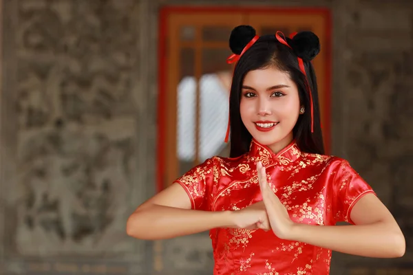 Piękna Młoda Azjatka Czerwonej Chińskiej Sukience Tradycyjny Cheongsam Qipao Gestem — Zdjęcie stockowe