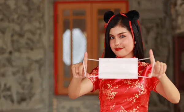 Mulher Asiática Bonita Vermelho Vestido Chinês Tradicional Cheongsam Qipao Vestindo — Fotografia de Stock